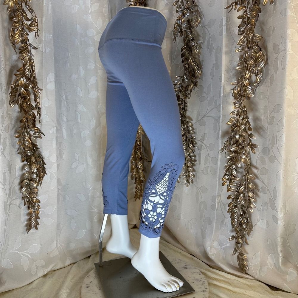 Women’s Lavender Cropped Leggings with Lace Cutout